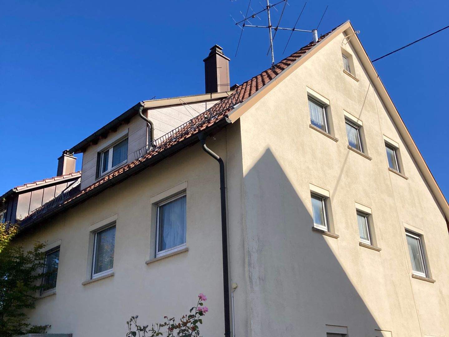 Immobilie in Villingen-Schwenningen - VS-Schwenningen, Doppelhaushälfte mit 3 Wohnungen, Doppelgarage. - Bild 1