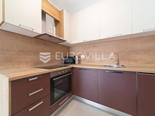 Studio zur Miete 800 € 1 Zimmer 46 m² 1. Geschoss Tvrda Centar